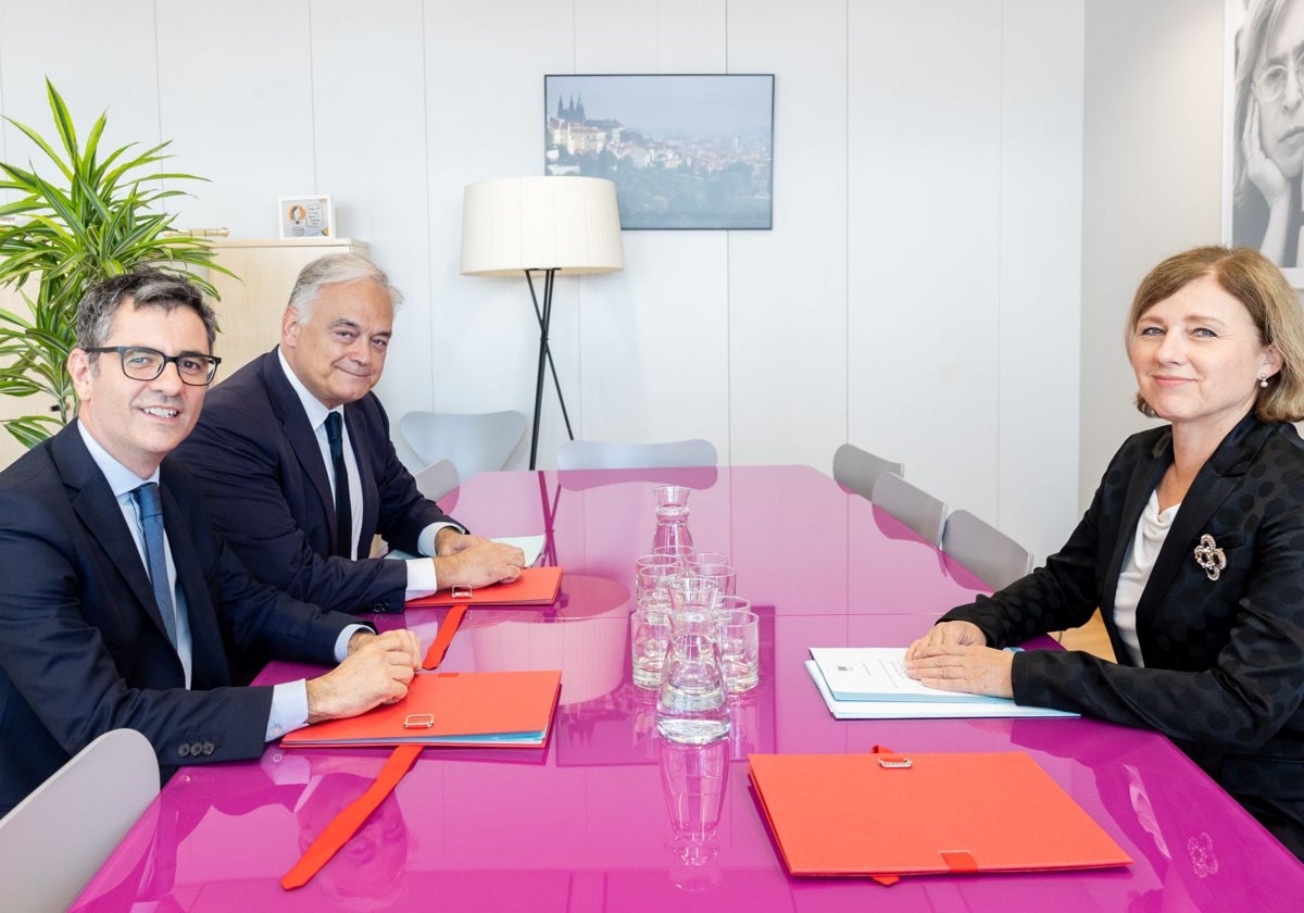 Félix Bolaños y Esteban González Pons junto a la vicepresidenta de la Comisión Europea Vera Jourová