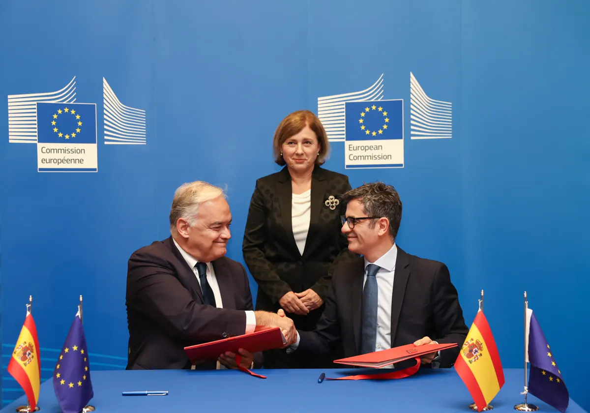 Pons y Bolaños, durante la firma del acuerdo este martes en Bruselas