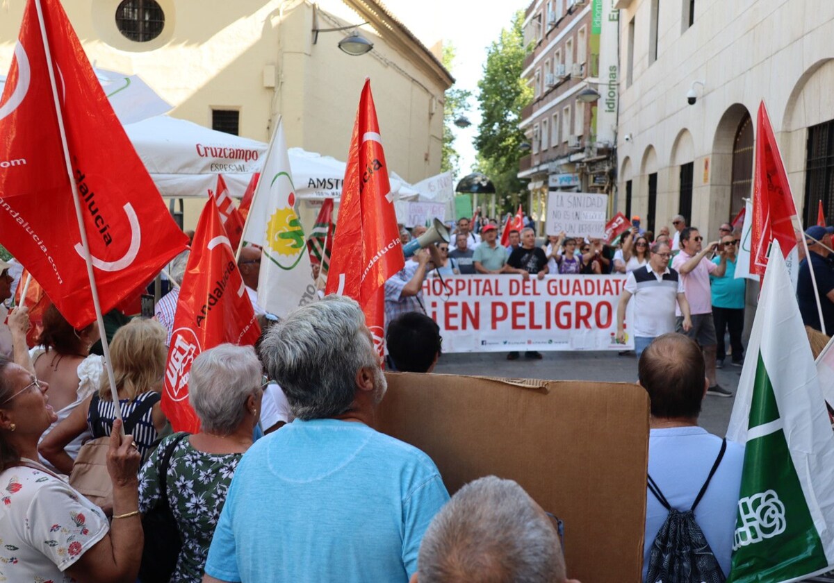 Un momento de la protesta de este martes en la Delegación del Gobierno de la Junta en Córdoba