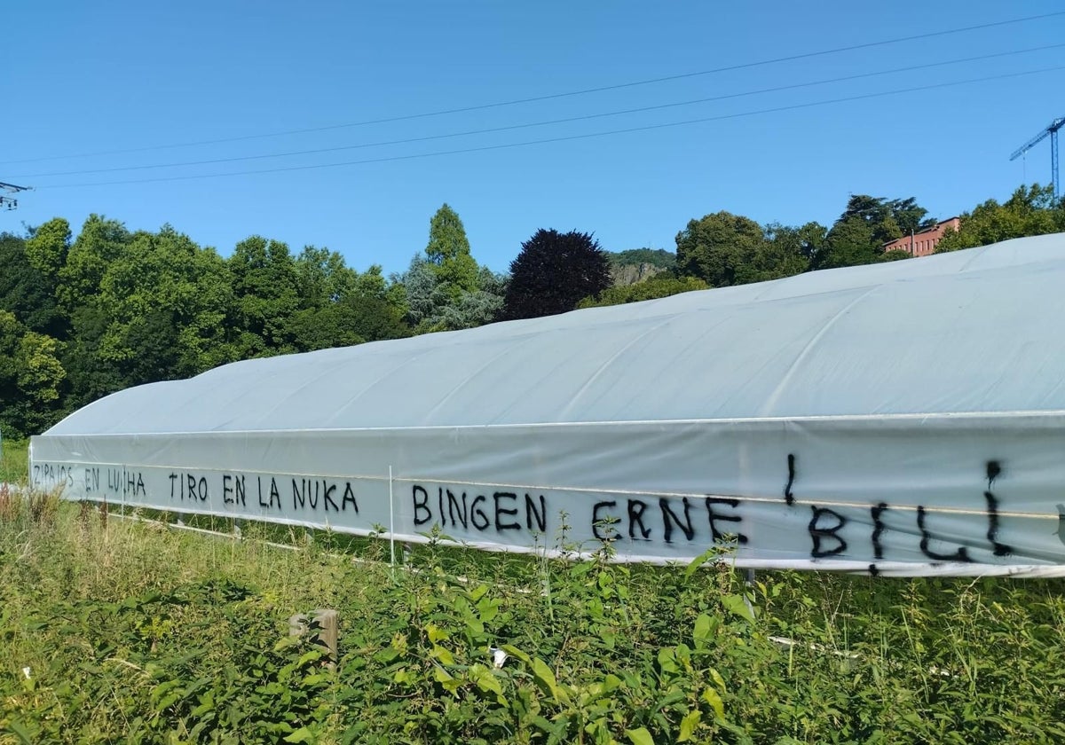 Pintada en Hernani (Guipúzcoa) contra la Ertzaintza y el PNV