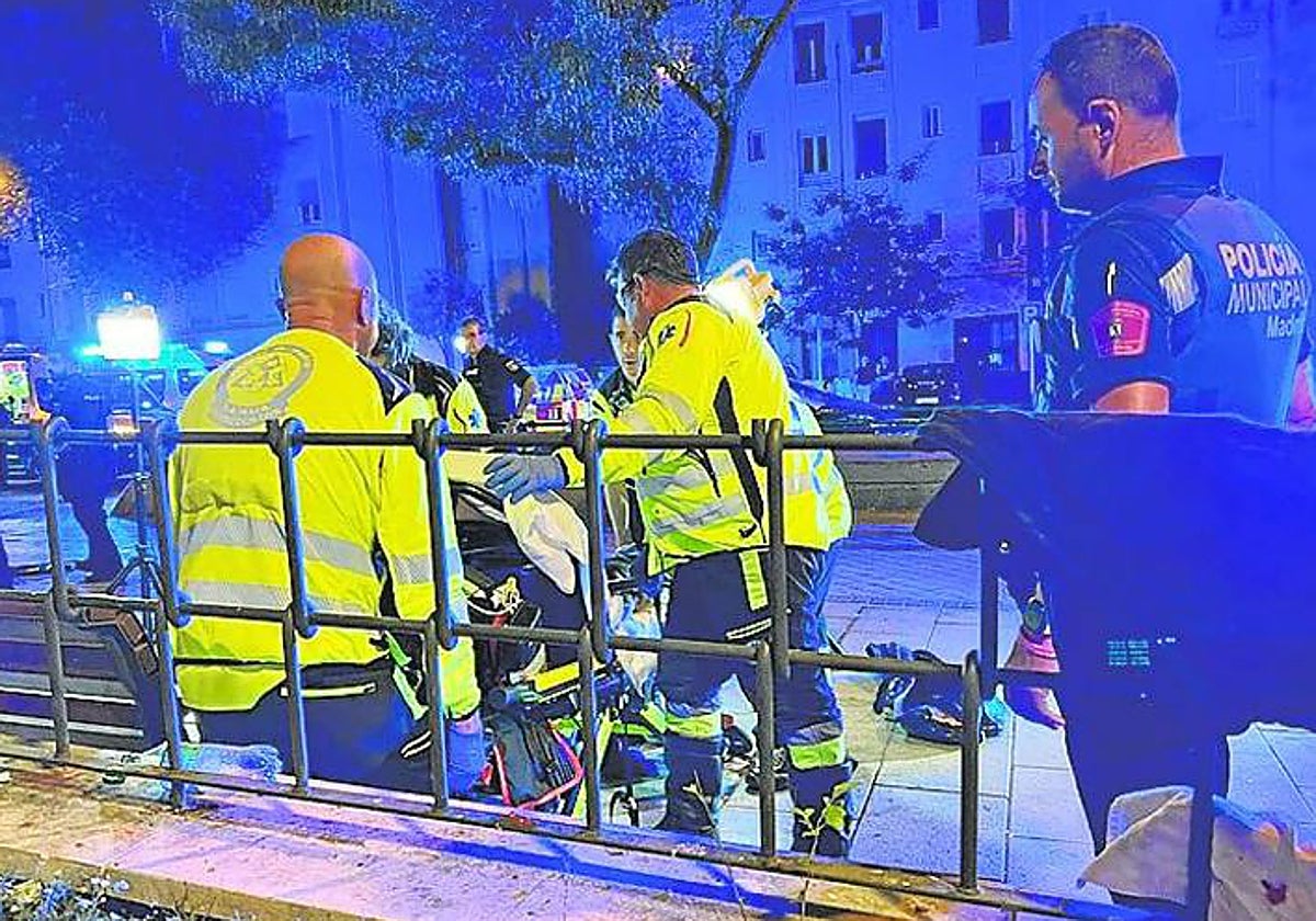 Los servicios sanitarios y la Policía, durante una intervención