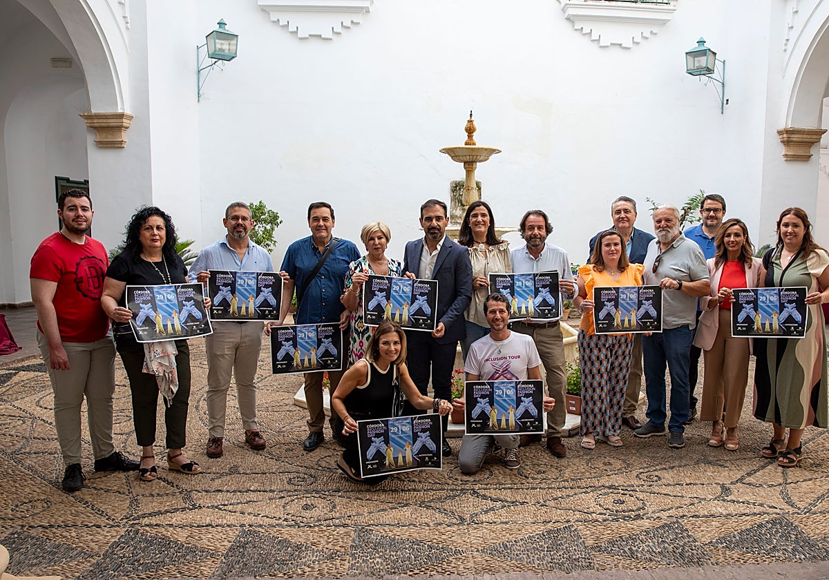 El diputado Félix Romero junto a los participantes en la convocatoria de moda