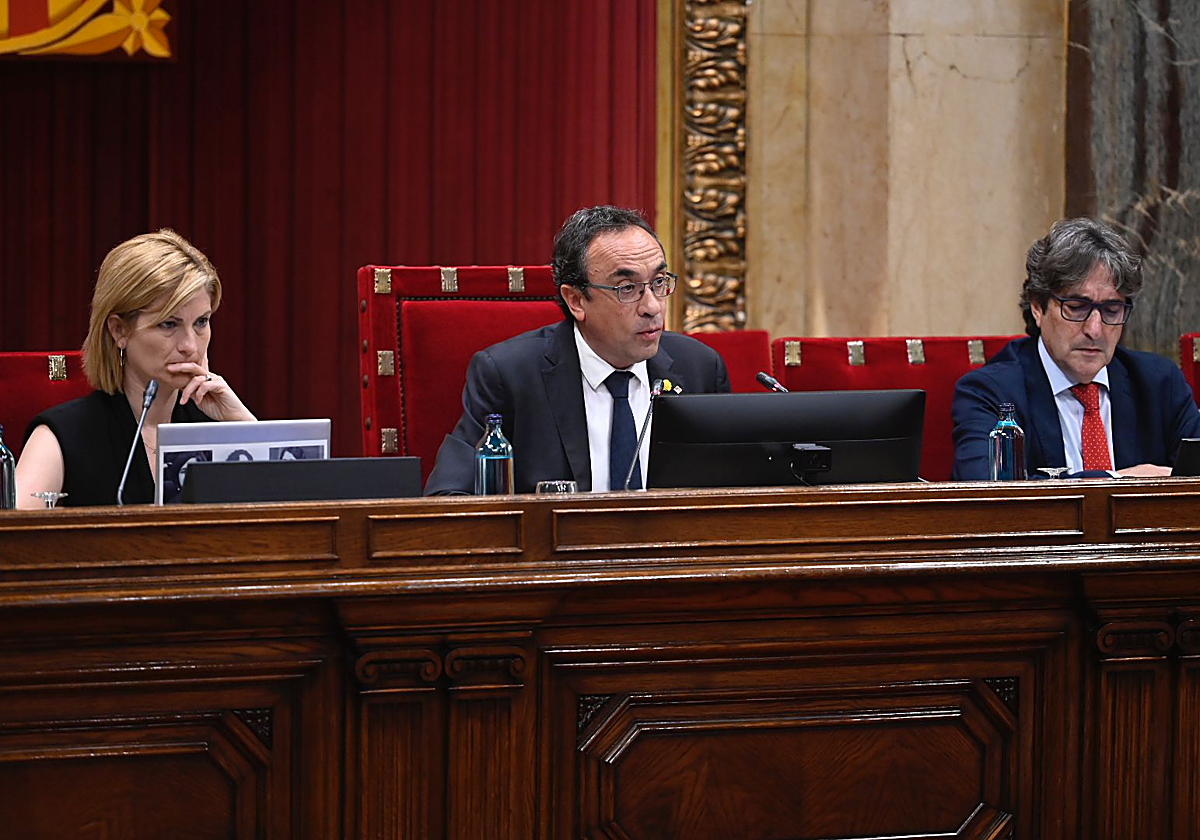 Josep Rull, presidente del Parlamento de Cataluña, y los vicepresidentes Raquel Sans y David Pérez, hoy, en la sesión de la 'no-investidura'