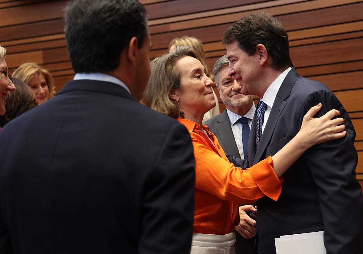 El presidente de la Junta saluda a Cuca Gamarra en presencia de Raúl de la Hoz