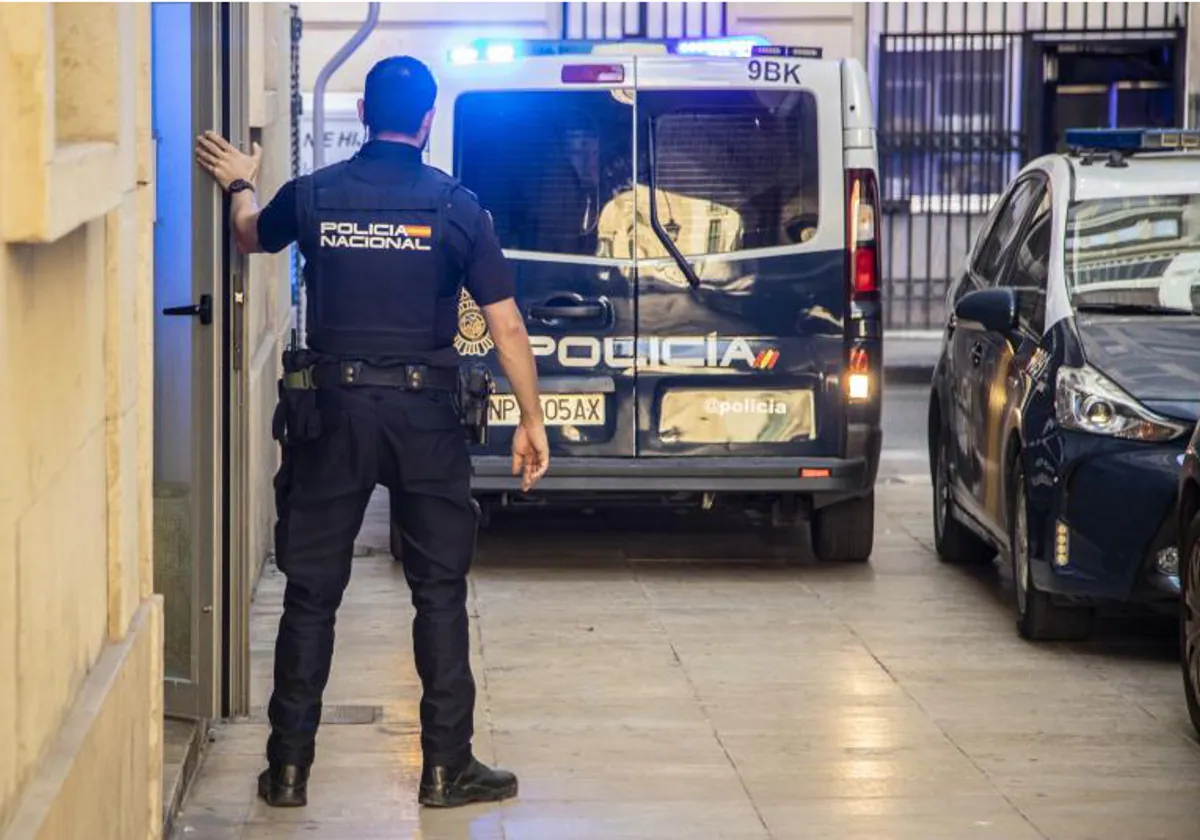 Efectivos de la Policía Nacional durante una intervención en Alicante.