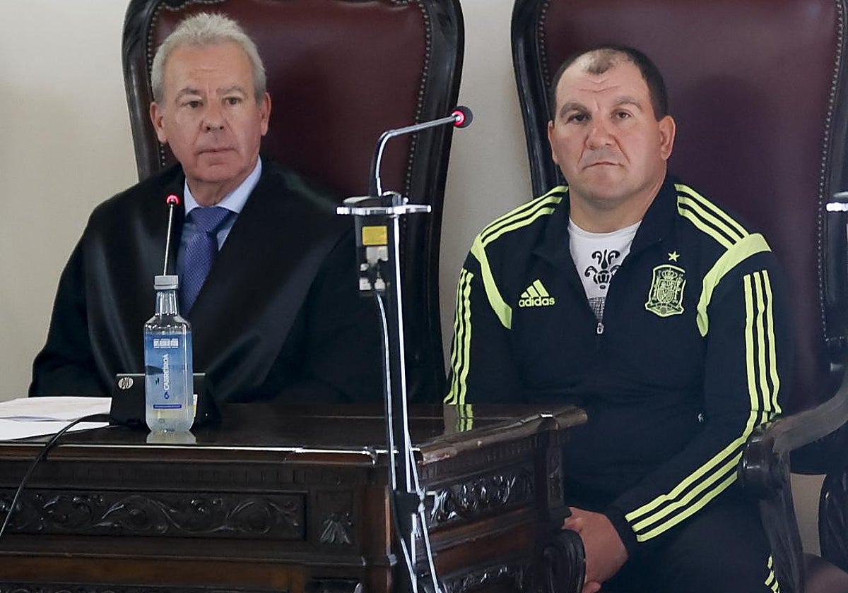 Vasile Soporan, a la derecha, junto con su abogado del turno de oficio