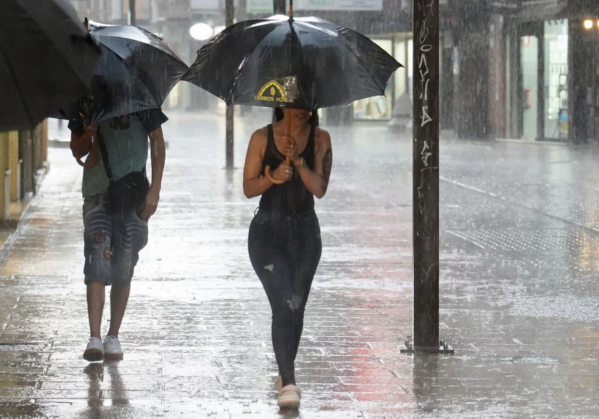 Una fuerte tormenta que ha descargado esta tarde en León capital