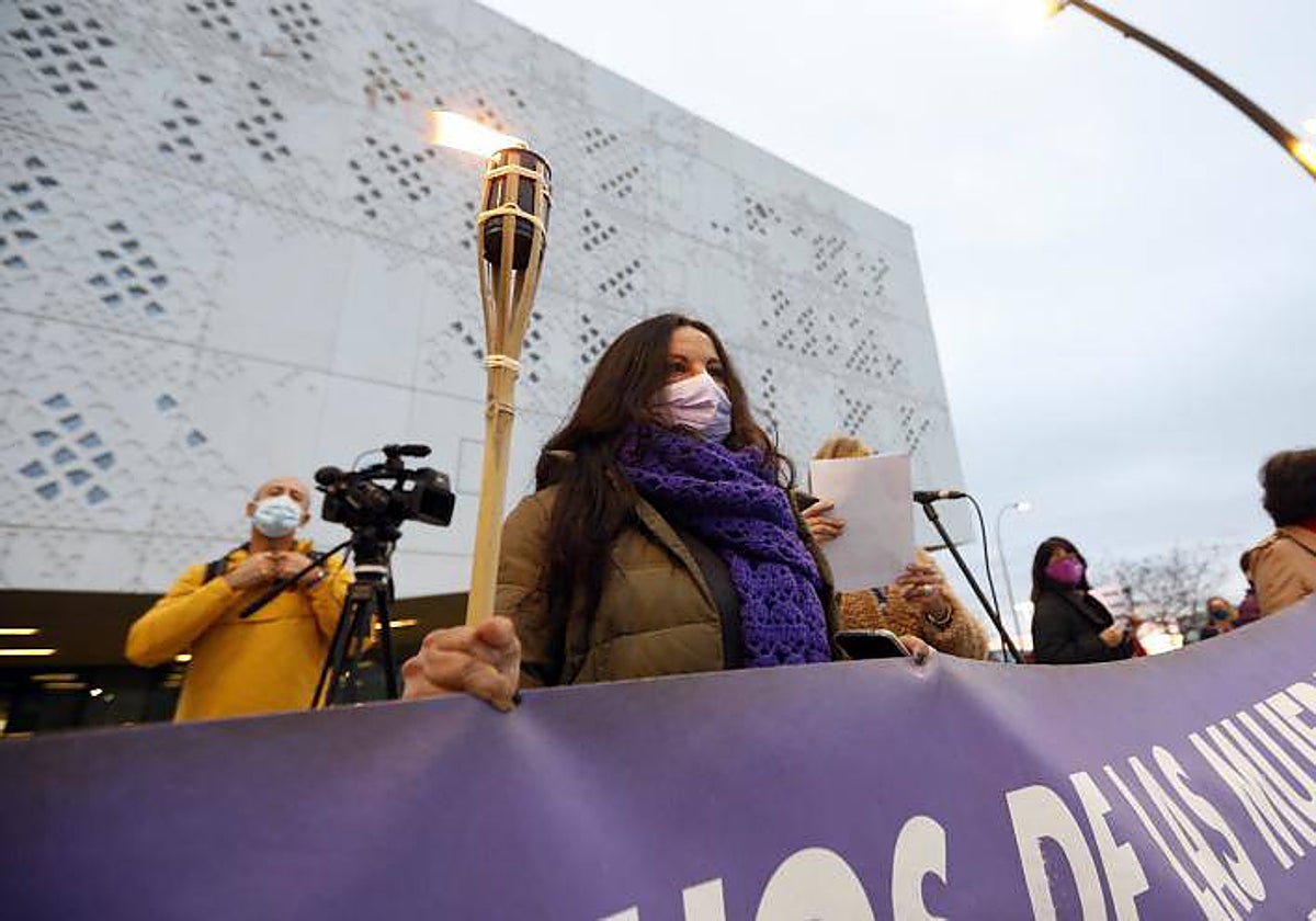 Plataforma de Violencia sobre la Mujer en una manifestación frente a la Ciudad de la Justicia
