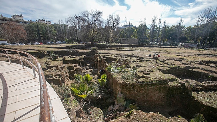 Otra perspectiva de los restos delanfiteatro romano de Códoba