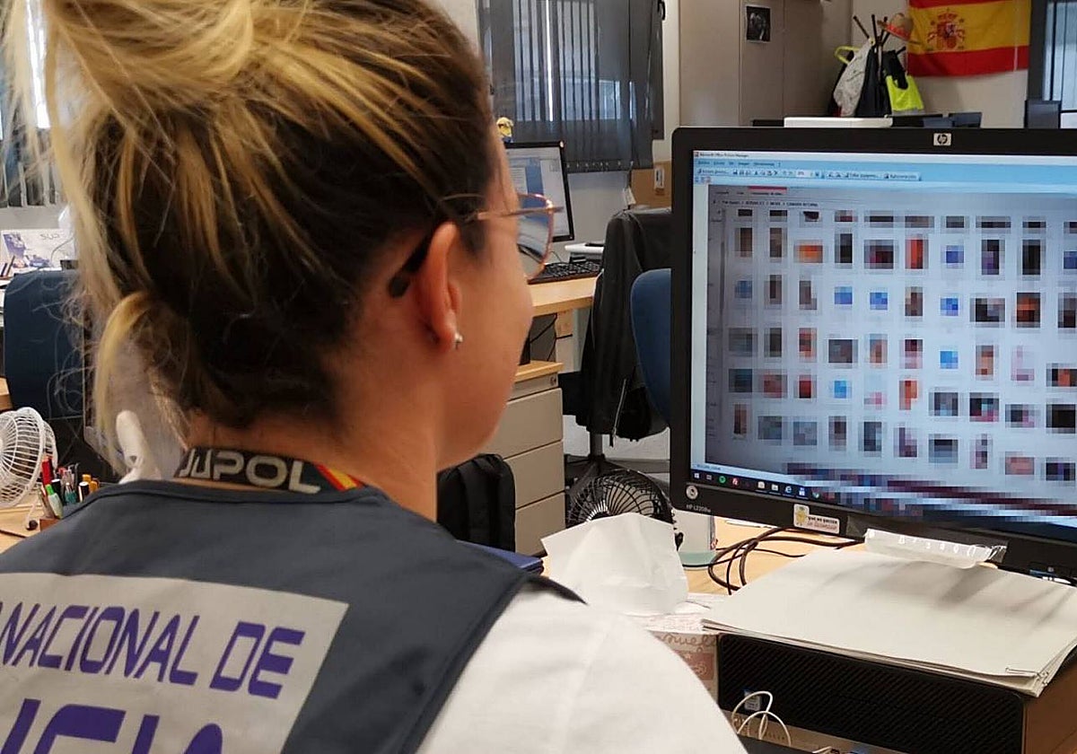Una investigadora de la Policía rastrear archivos de pornografía infantil