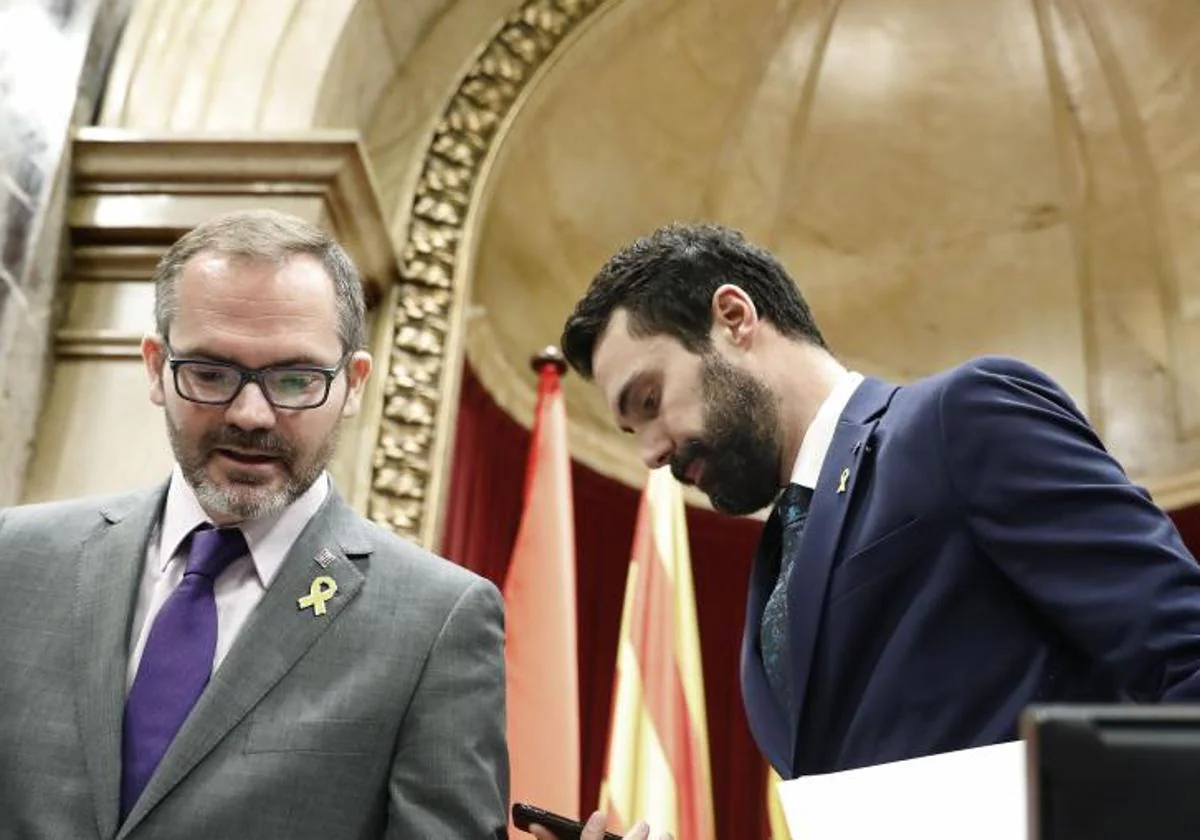 El expresidente del Parlament, Roger Torrent, y el exvicepresidente primero, Josep Costa (i), tras un pleno de la cámara catalana en 2018