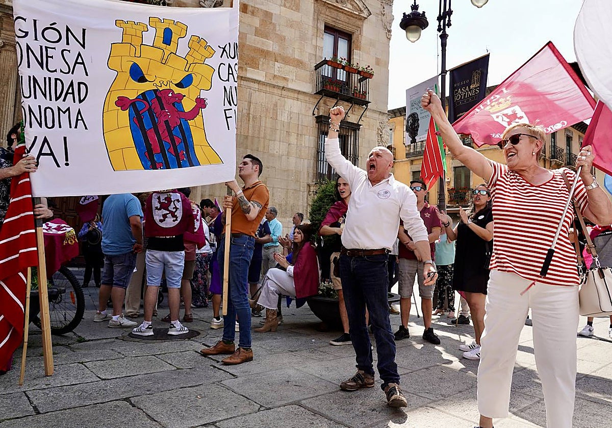 El pleno ordinario de la Diputación de León acogió el miércoles el debate sobre la moción pro autonomía, a instancias de la Unión del Pueblo Leonés. En la imagen, leonesistas ante el palacio de los Guzmanes, sede de la institución provincial