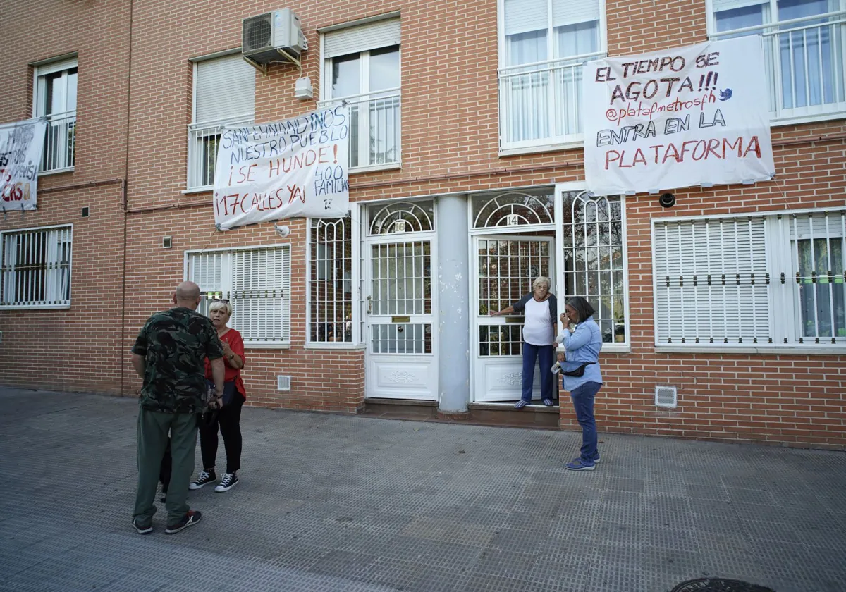 Vecinos afectados en sus viviendas por los movimientos de suelo en la línea 7B de Metro, frente a sus casas