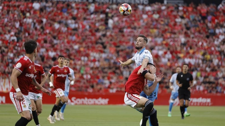 Un instante del partido entre el Nástic y el Málaga CF