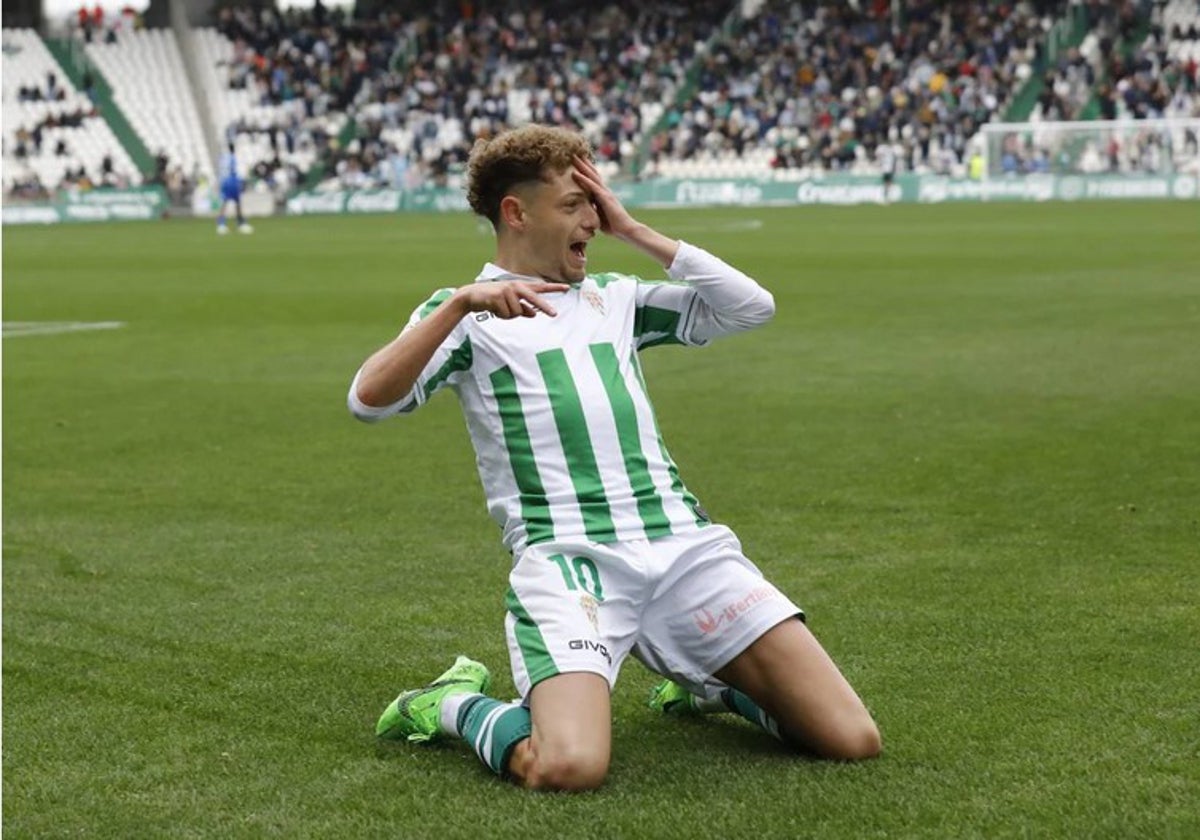 Simo celebra un gol con su particular gesto en El Arcángel