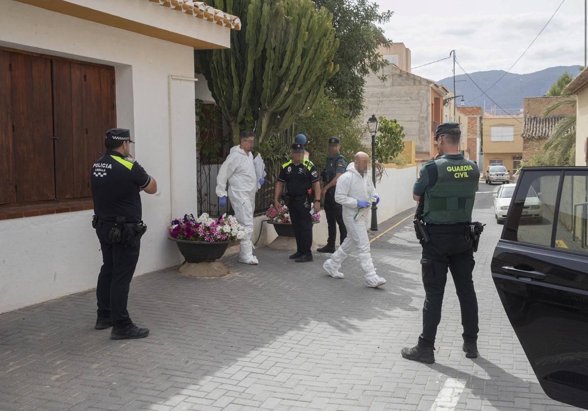 La Guardia Civil durante el registro de la casa donde ocurrieron los hechos