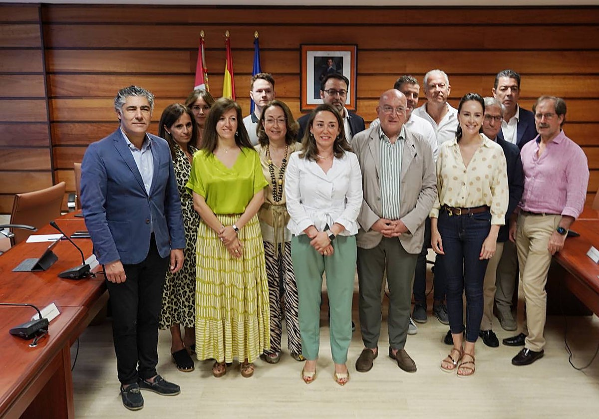 La consejera de Movilidad y Transformación Digital, María González Corral, suscribe un protocolo de colaboración en materia de transporte público de viajeros con el alcalde de Valladolid, Jesús Julio Carnero