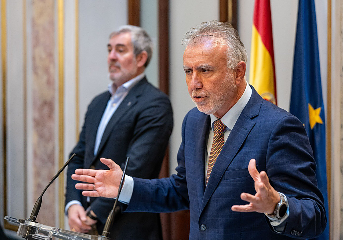 El ministro Ángel Víctor Torres en su intervención, y el presidente del Gobierno canario, Fernando Clavijo (al fondo)