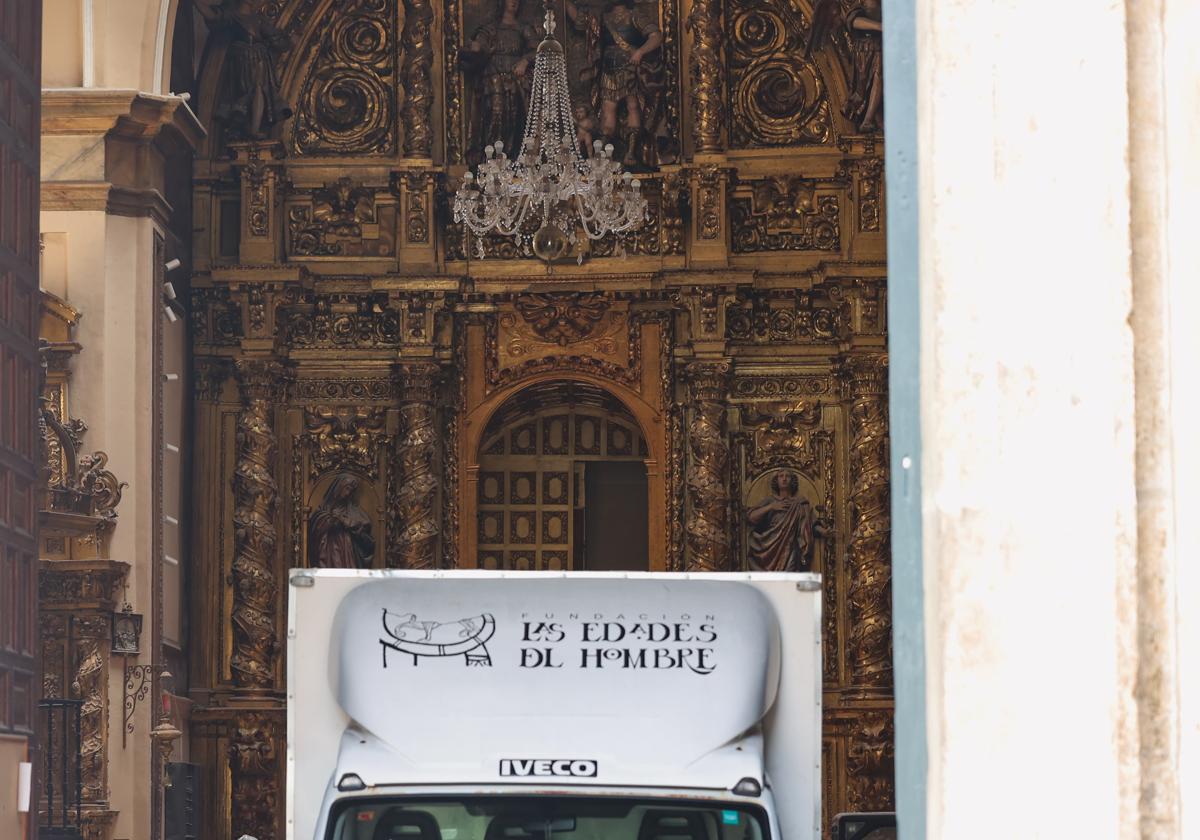 Hueco que deja en el retablo Nuestra Señora de la Vera Cruz que fue introducida en el camión