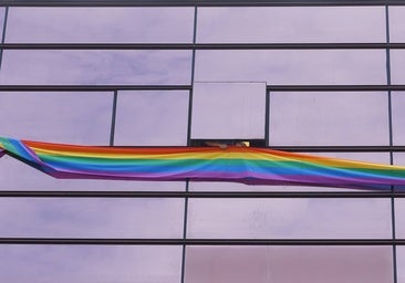 El PSOE justifica que la bandera arcoíris ondee en las Cortes en que es «una pancarta»