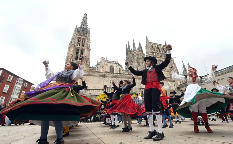 Imagen principal - Actos en Burgos en honor a Santa María la Mayor