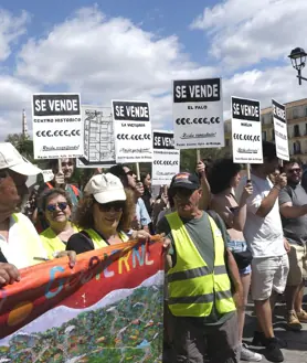 Imagen secundaria 2 - Una de las pancartas portadas durante la marcha; un grupo de música en la Tribuna de los Pobres; y manifestantes con carteles de «se vende» en señal de protesta