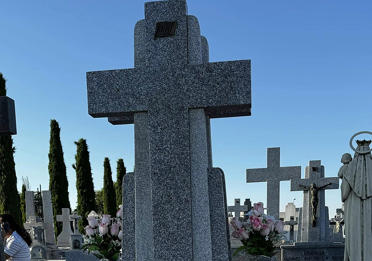 En la cruz de granito de esta sepultura de Noblejas, penúltimo cementerio en ser desvalijado, falta el crucifijo
