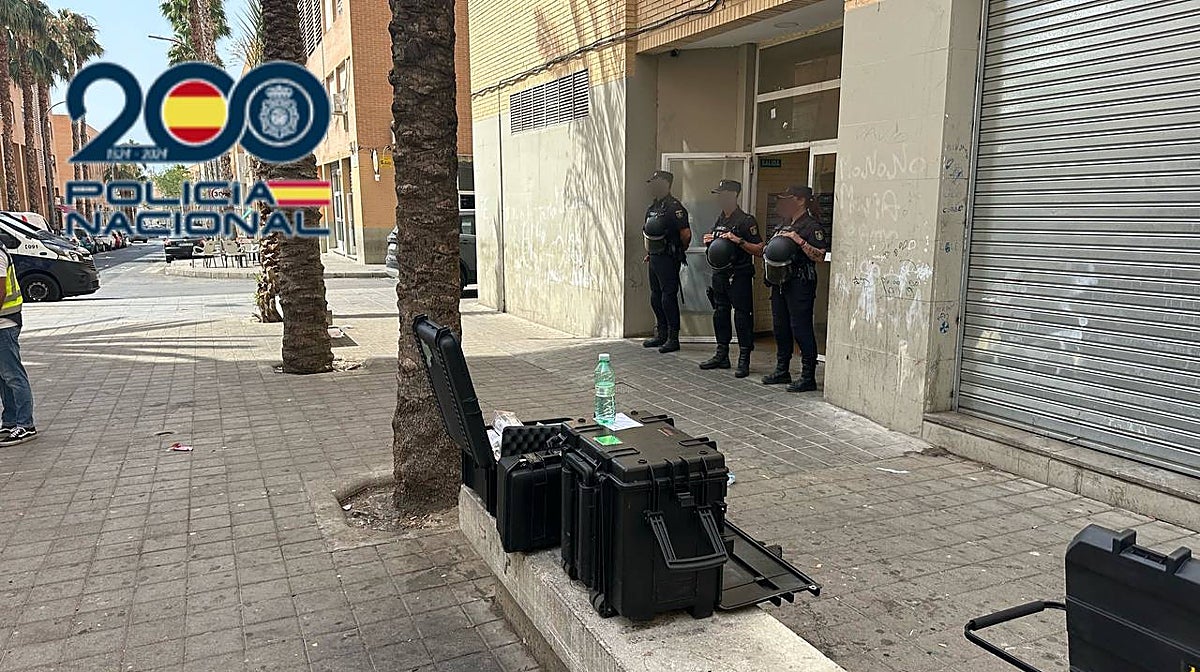 Imagen de la actuación policial en el domicilio del hombre descuartizado en Alicante