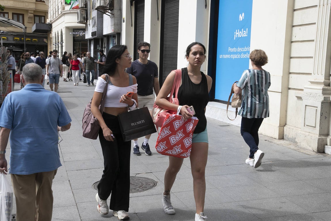 Las descafeinadas rebajas de verano en Córdoba, en imágenes