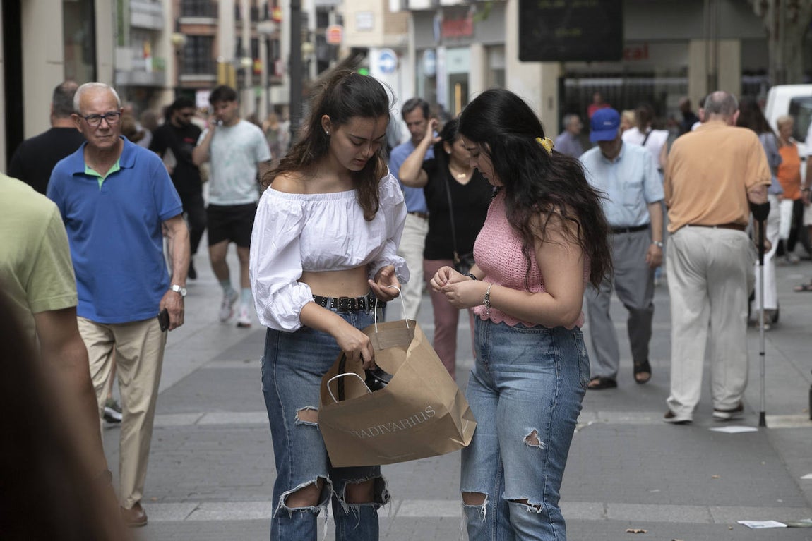 Las descafeinadas rebajas de verano en Córdoba, en imágenes