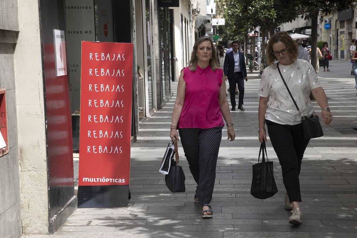Las descafeinadas rebajas de verano en Córdoba, en imágenes