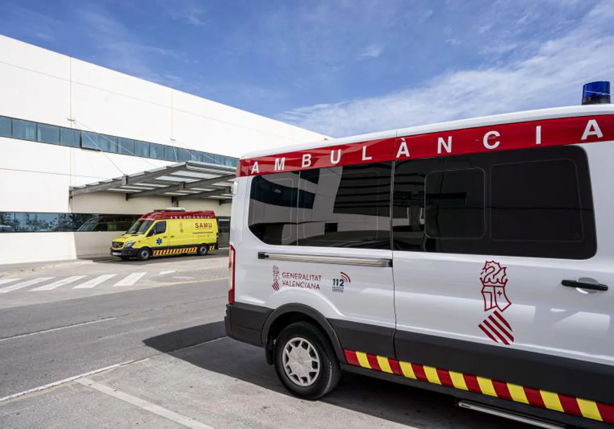 Imagen de archivo de una ambulancia en un hospital de Valencia