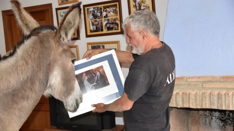 El presidente de Adebo le muestra a Califa una foto con la Reina Sofía de 2020