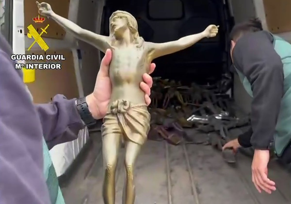 Dos agentes y numerosas piezas dentro de la furgoneta decomisada