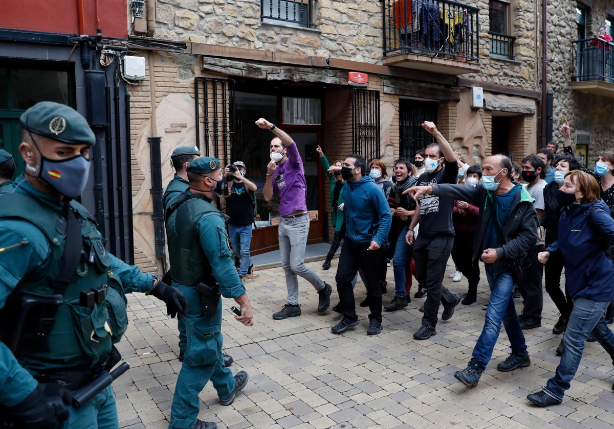 Varios agentes de la Guardia Civil frente a un grupo de simpatizantes de ETA en Atauri, Álava, en 2020