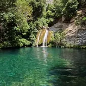 La piscina natural secreta en Gerona que es un espacio protegido con puentes colgantes y aguas cristalinas