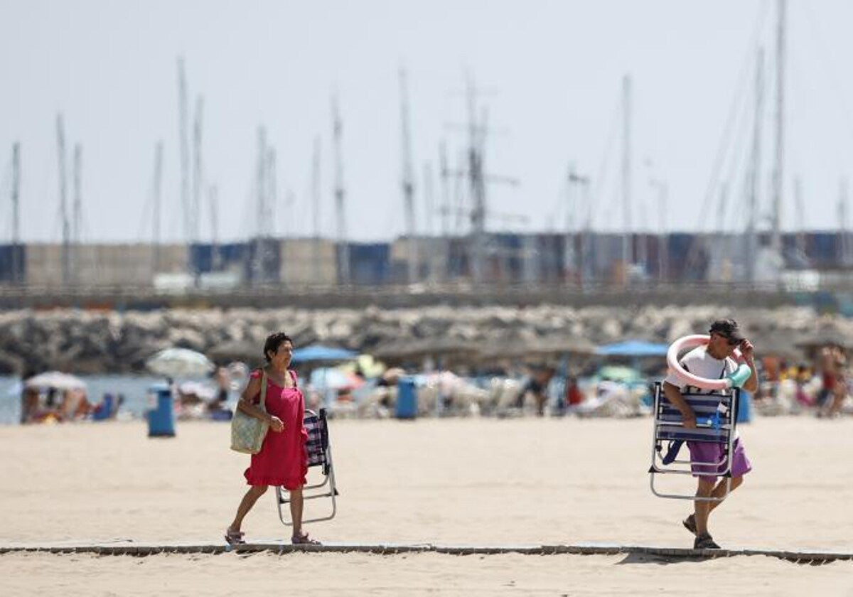 Imagen de archivo de dos bañistas en una playa de Valencia