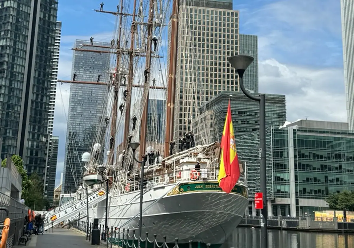 El buque escuela Juan Sebastián de Elcano en el rio Támesis, Londres