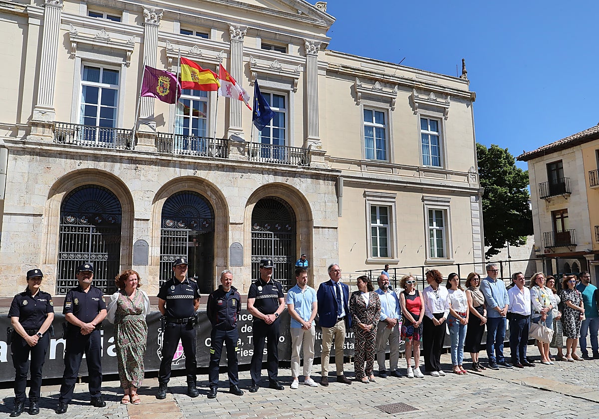 Minuto de silencio en la plaza Mayor de Palencia por los tres casos de violencia de género ocurridos en Zafarraya, Fuengilora y Pedroñeras