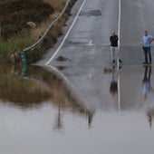 Rescatan a una mujer y a sus dos hijas atrapadas en un coche por las fuertes lluvias en Valencia
