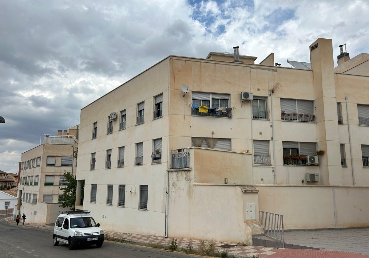 Edificio de viviendas de La Zubia donde se atrincheró el hombre que ahora ha ingresado en la cárcel