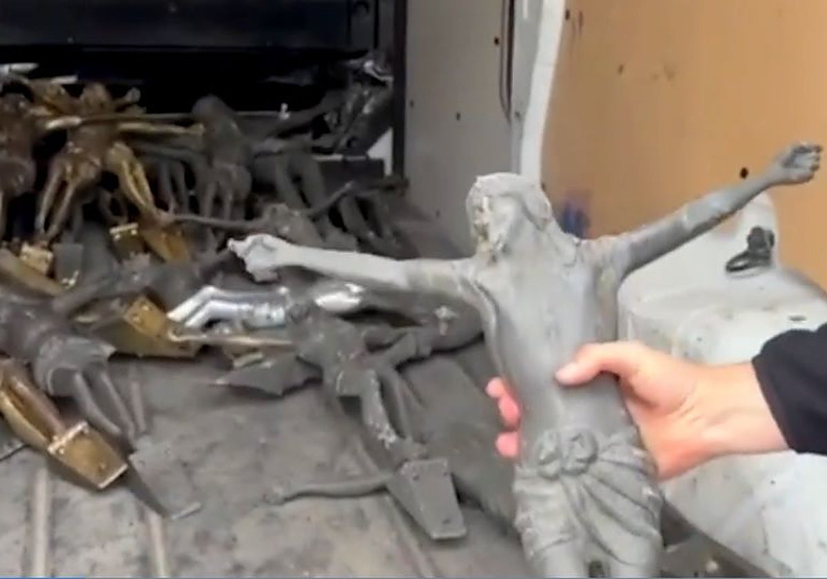 Crucifijos recuperados tras la detención de seis personas el pasado fin de semana