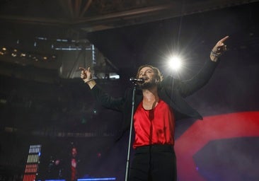 El diseñador cordobés Andrew Pocrid viste a Manuel Carrasco en el último concierto de su gira