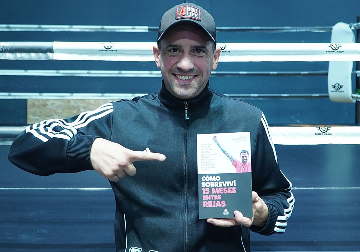 Santiago Sánchez posa para ABC con su libro, en un gimnasio de Madrid