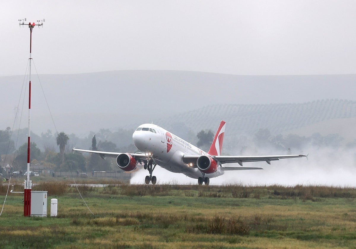 Vuelo comercial en el aeropuerto de Córdoba con destino a Praga