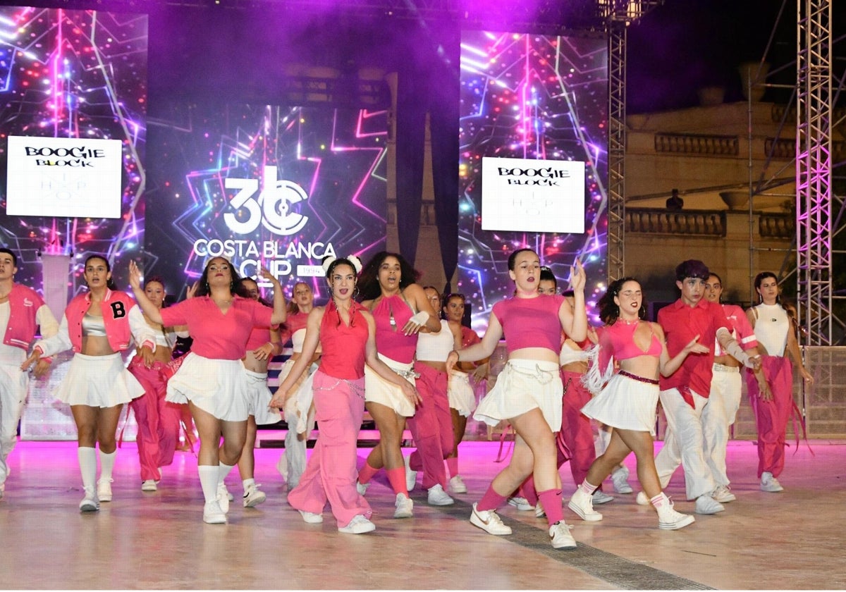 La 30ª Costa Blanca Cup subió el telón del fútbol entre música y fuegos artificiales de bienvenida