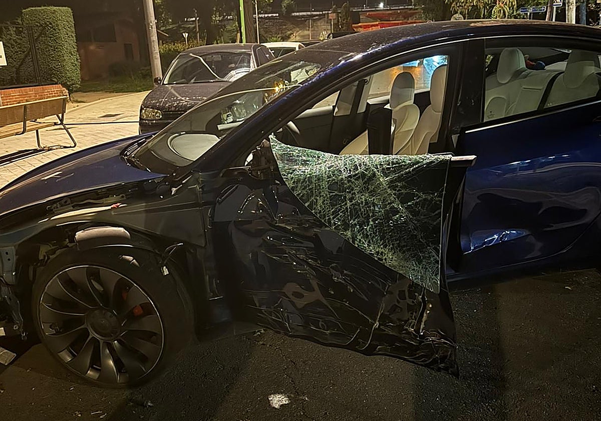 El vehículo, con la puerta destrozada