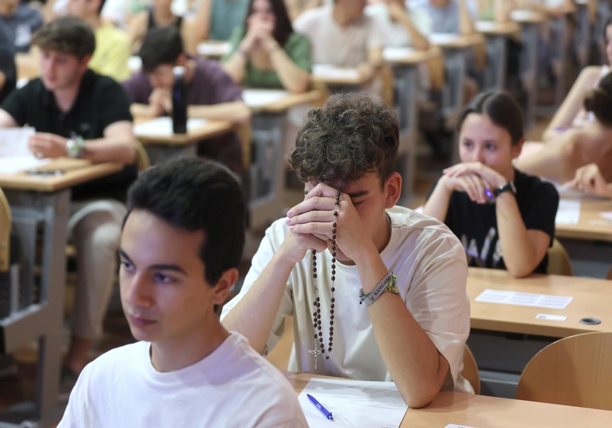 Alumnos durante las pruebas de acceso a la universidad en Andalucía