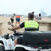 Detienen a dos jóvenes por agredir sexualmente y robar a una mujer en una playa de Valencia