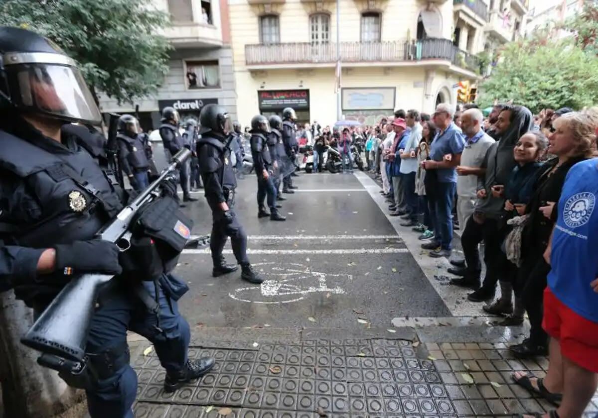 Policías durante el 1-O en Barcelona